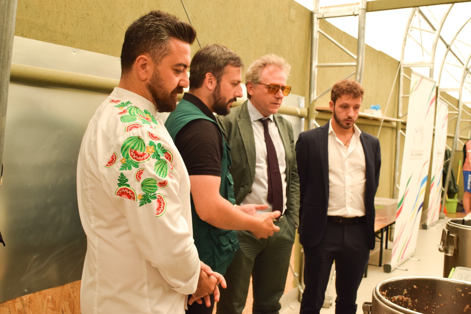 Kiev: lo chef-influencer Alik Mkrtchyan alla mensa sociale finanziata dall’Italia Kiev: lo chef-influencer Alik Mkrtchyan alla mensa sociale finanziata dall’Italia